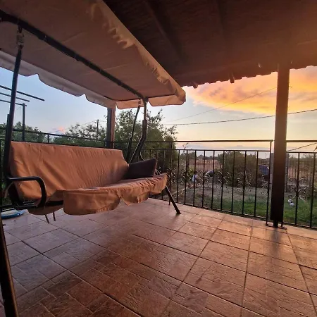Entire Summer House With A Big Veranda And Garden Σπίτι διακοπών *