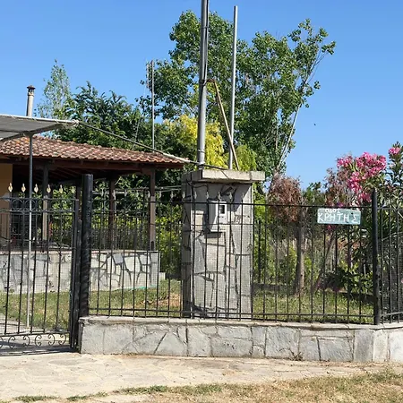 Entire Summer House With A Big Veranda And Garden Σπίτι διακοπών *